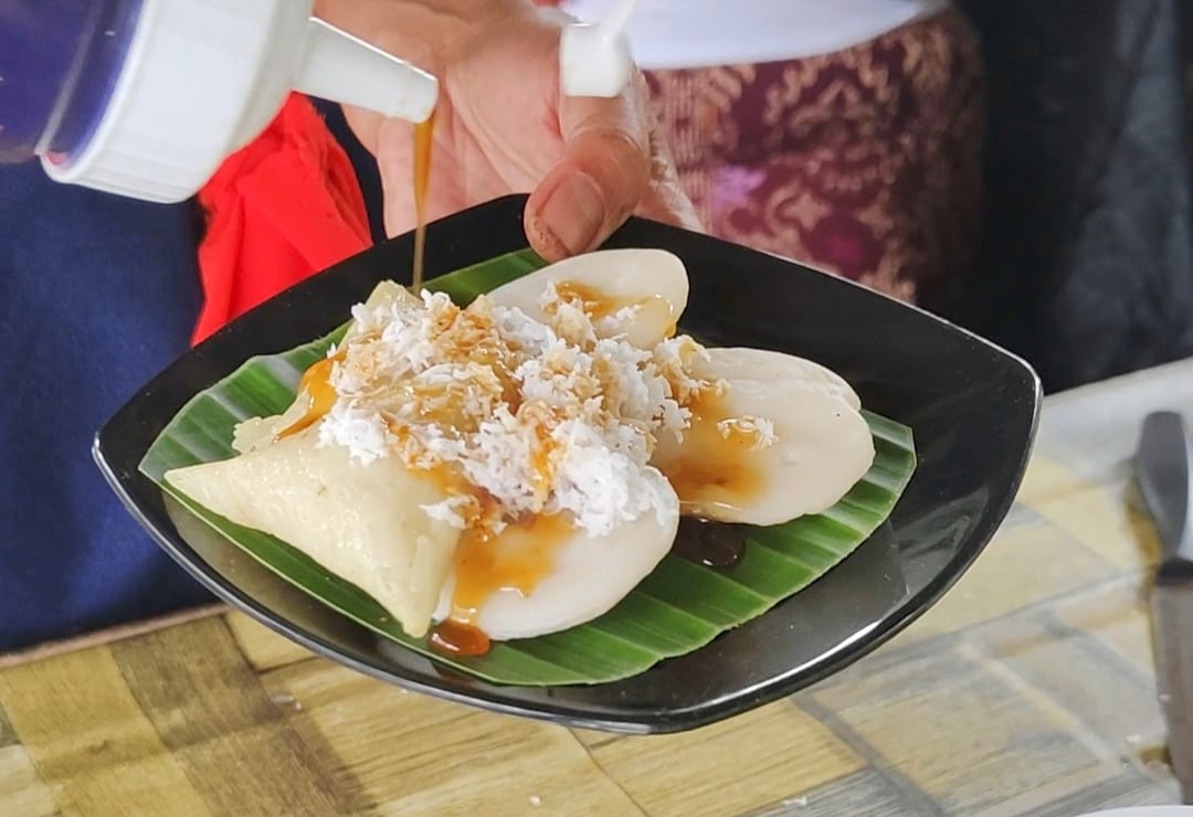 Jajanan lokal Bali ( Laklak )